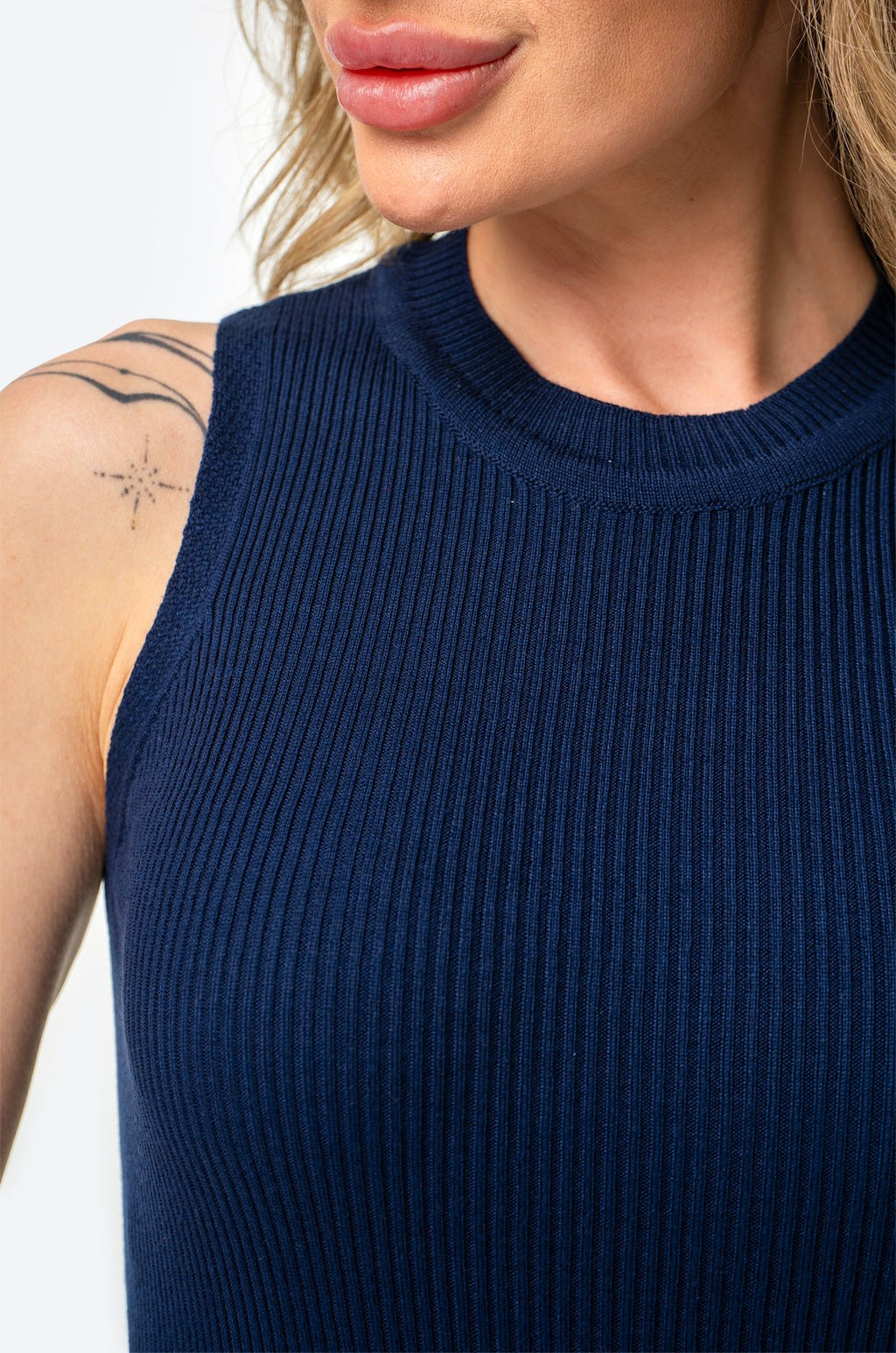 Женское вязаное платье миди в рубчик Happy Fox  фото 5