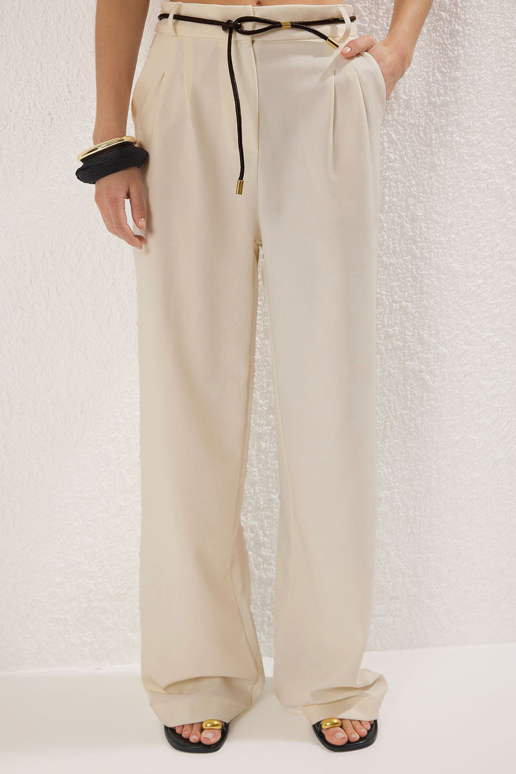 Trendyolmilla Beyaz Wide Leg/Genis Paca Kemerli Pantolon TWOSS25PL00114  фото 2