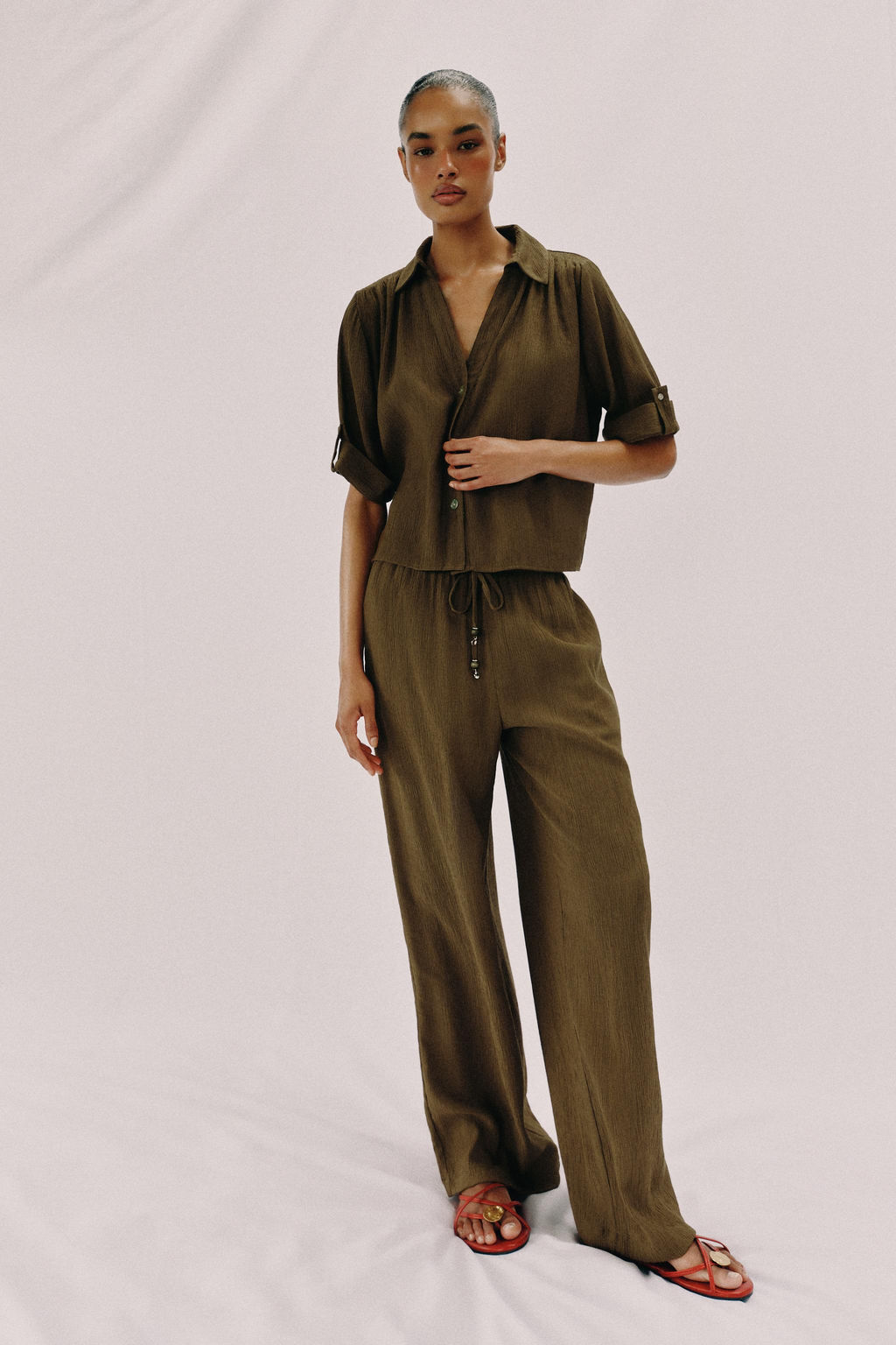 Брюки Zara Pantalon Fluido Recto оливковые