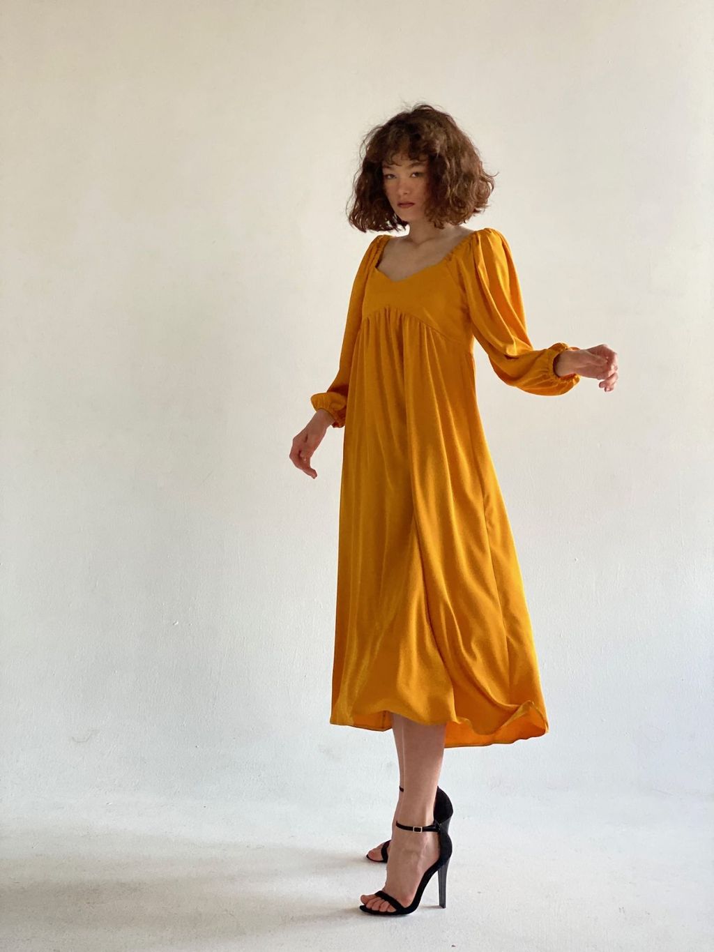 Платье-миди с пышными рукавами в цвете манго - Martichelli фото 2