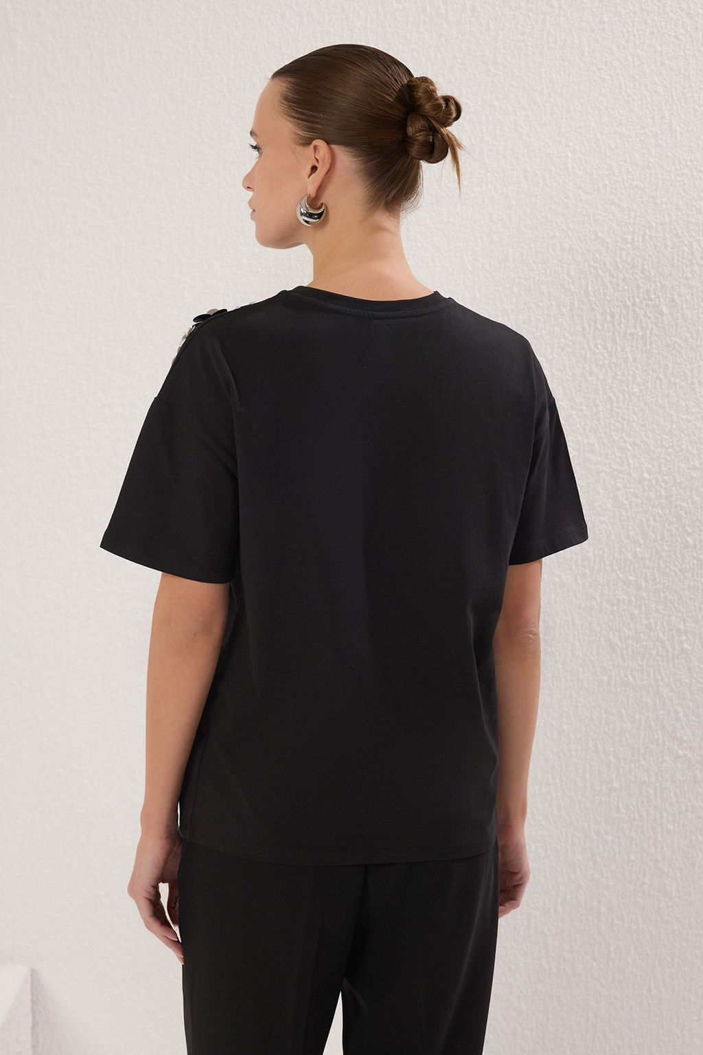 TRENDYOLMILLA Siyah Oversize/Genis Kal?p Aksesuar Detayl? Orme T-Shirt TWOSS25TS00030  фото 4