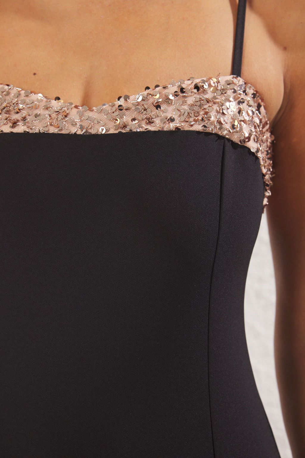 TRENDYOLMILLA Siyah Vucuda Oturan Payet Detayl? Dokuma Mini S?k Elbise TPRSS25EL00224