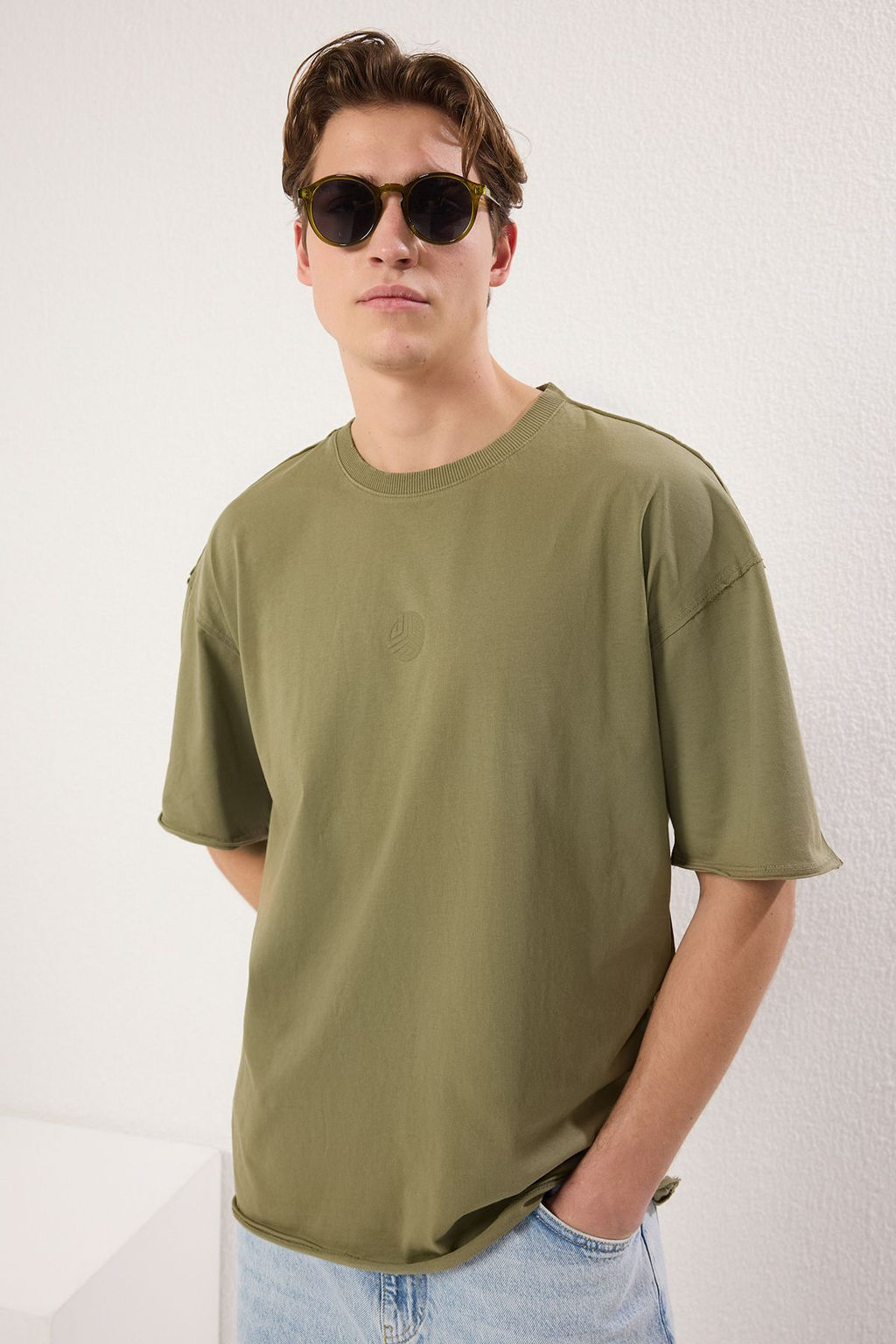 Trendyolmilla Man Haki Oversize/Genis Kesim Eskitme/Y?kama Gorunumlu %100 Pamuklu T-Shirt TMNSS25TS00077  фото 2