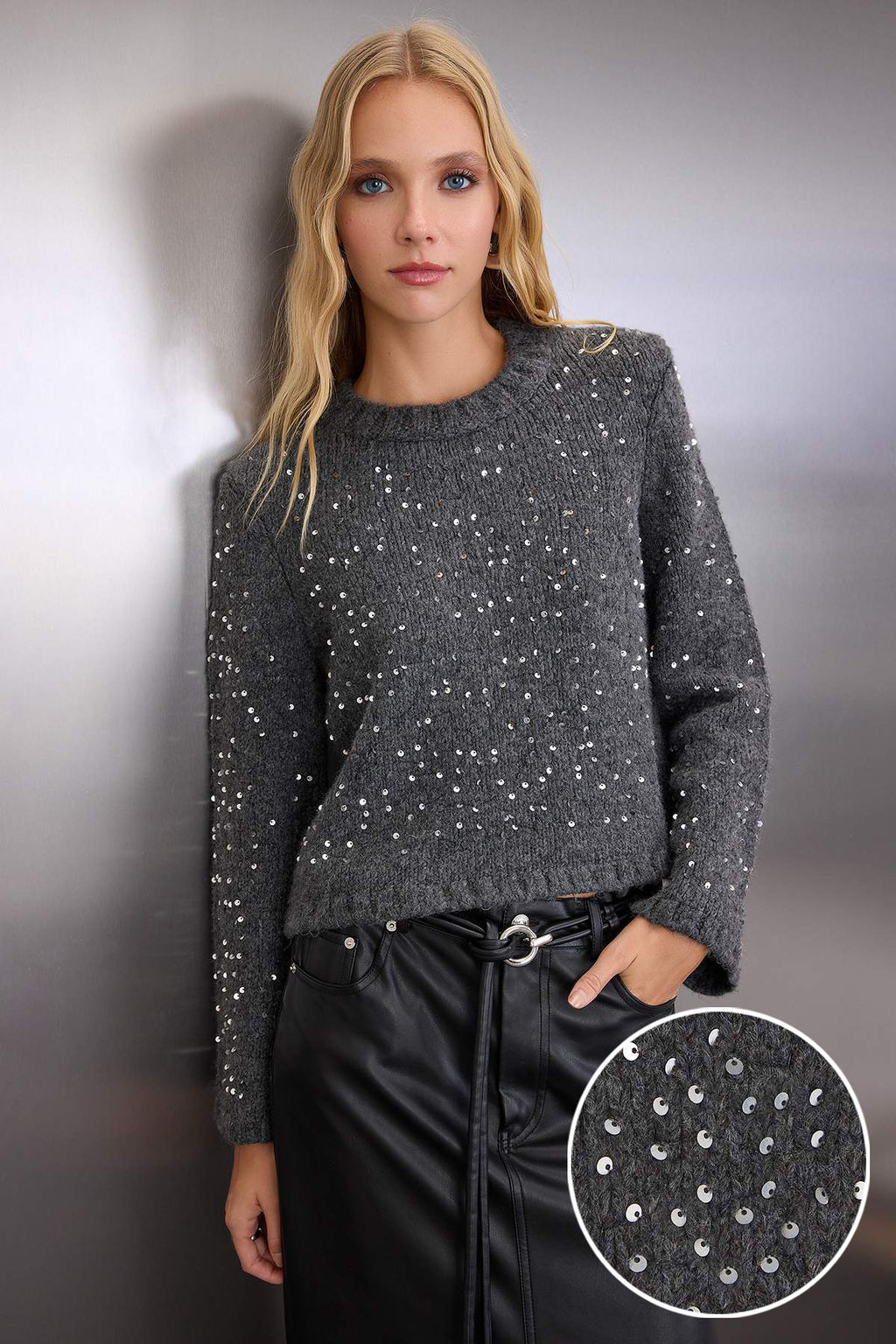 Antrasit Yumusak Dokulu Crop/K?sa Pul Payet Islemeli Triko Kazak TWOAW26KZ00183 - Trendyolmilla фото 8