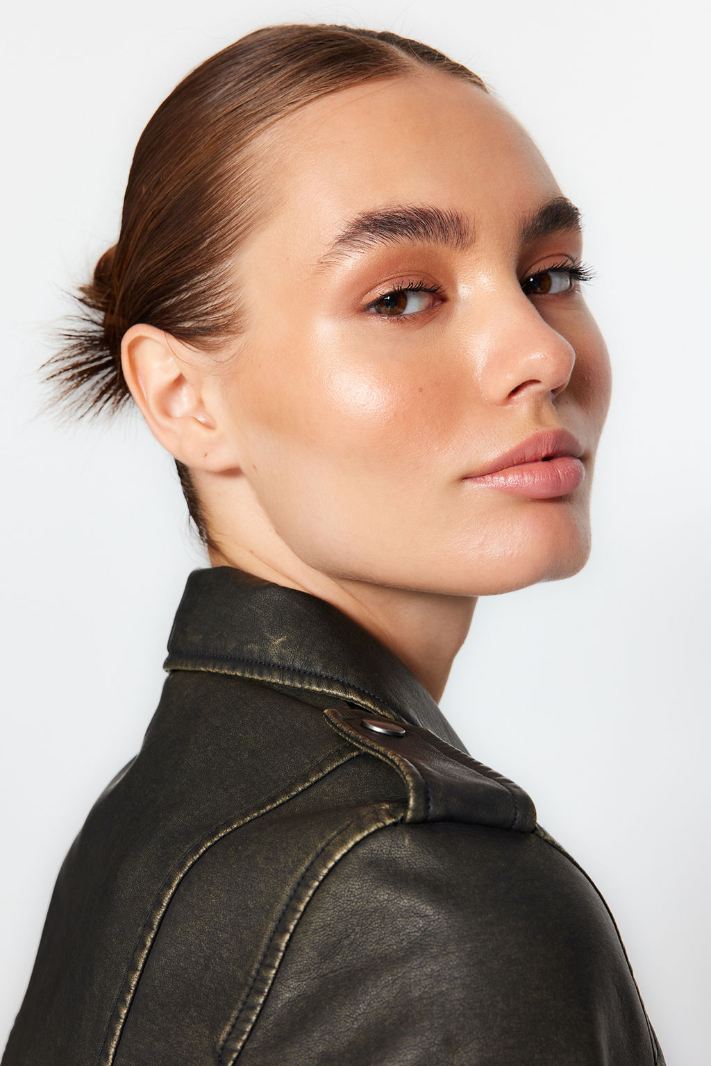 Trendyolmilla Antrasit Eskitme Detayl? Suni Deri Biker Ceket Mont TWOAW24MO00277  фото 12