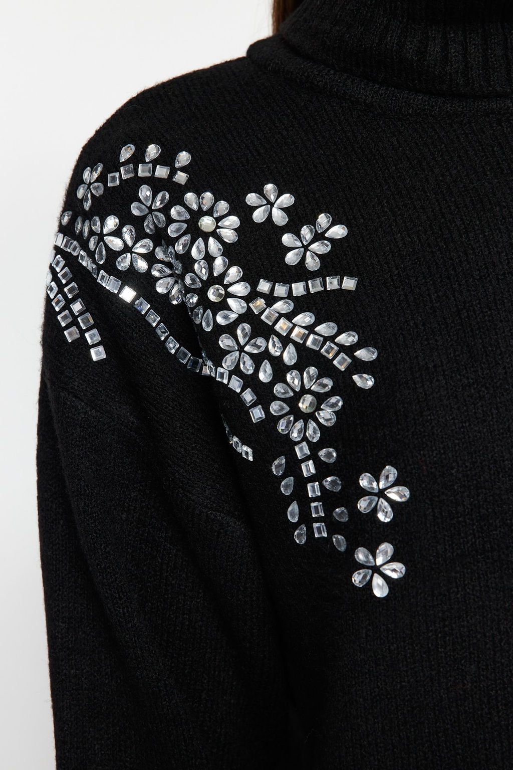 Siyah Yumusak Dokulu Tas Detayl? Bal?kc? Yaka Triko Kazak TWOAW24KZ00188 - Trendyolmilla фото 4