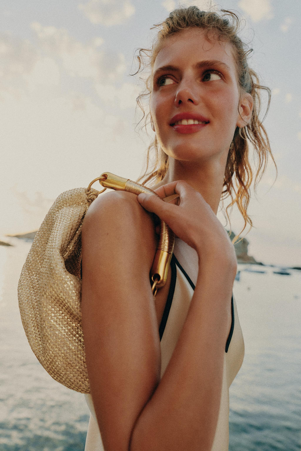 BOLSO DE MANO EFECTO METALIZADO / Dorado - Zara фото 2