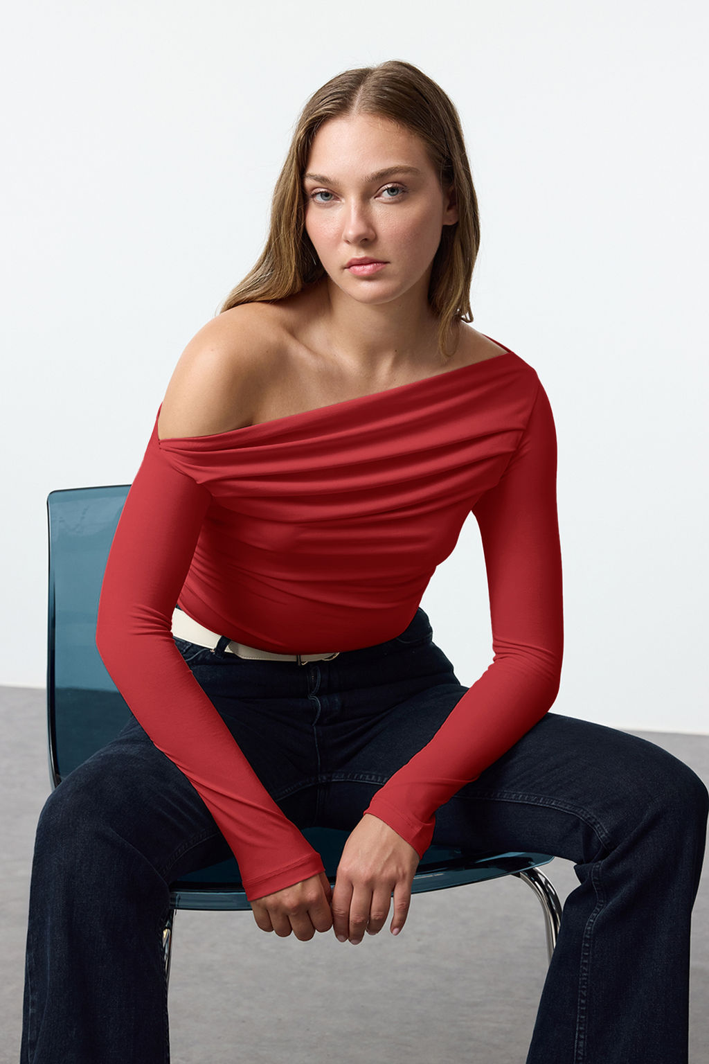 K?rm?z? Buzgu/Drape Detayl? Fitted/Vucuda Oturan Uzun Kollu Esnek Orme Bluz TWOAW25BZ00248