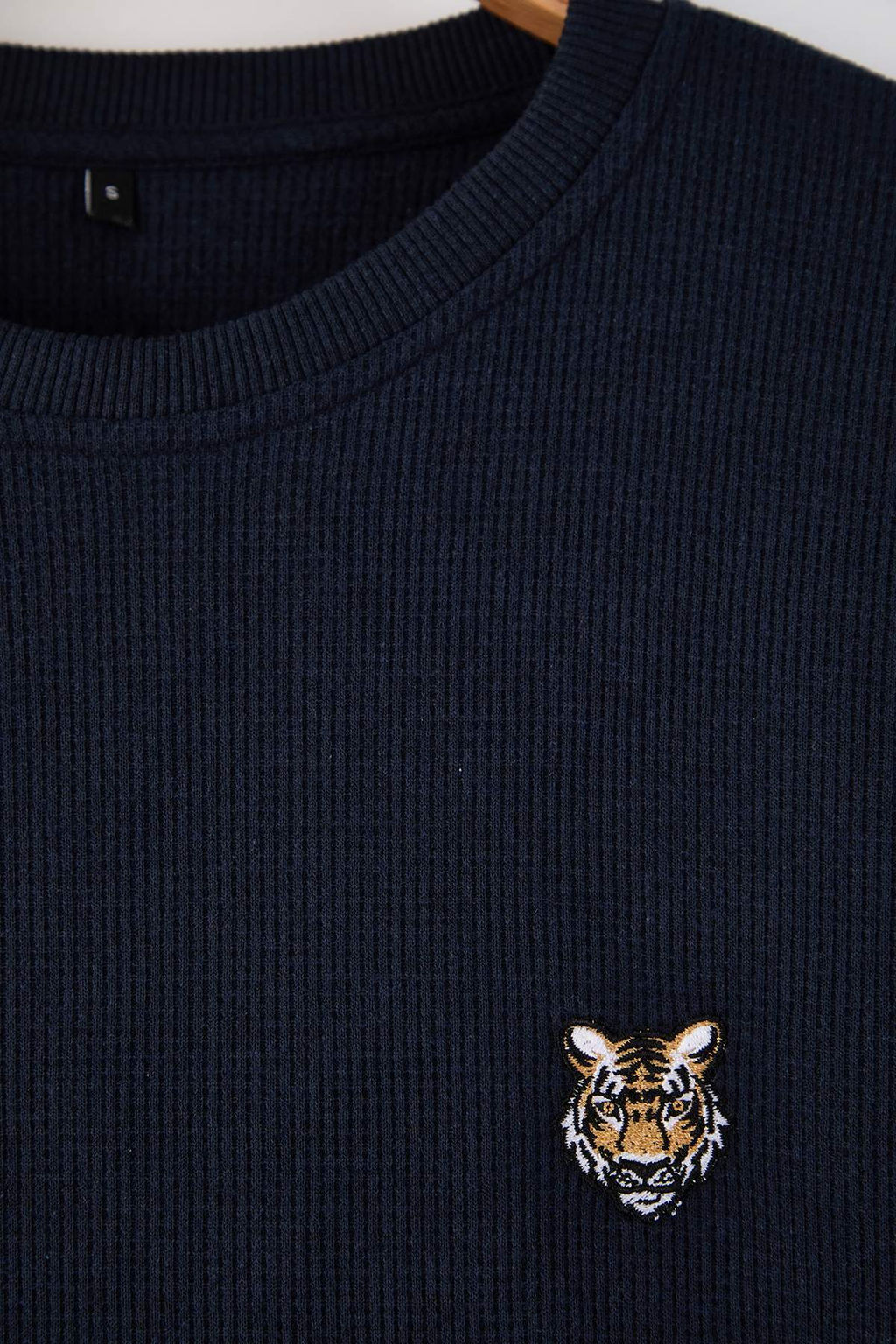 Koyu Lacivert Oversize/Genis Kesim Bisiklet Yaka Kaplan Nak?sl? Sardonsuz Sweatshirt TMNAW25SW00194