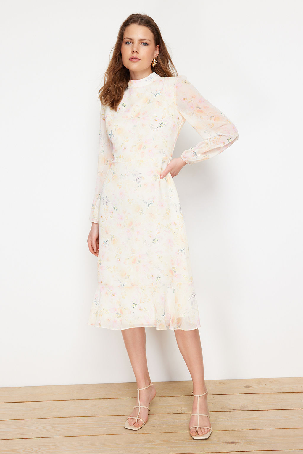 TRENDYOLMILLA Camel Dik Yakal? Etegi Volanl? Sifon Dokuma K?sl?k Elbise TWOAW20EL1313 фото 42