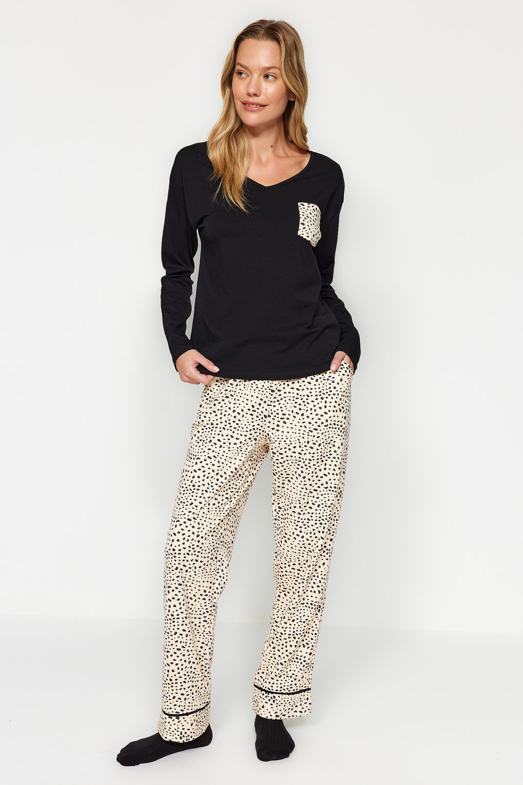 Trendyolmilla Siyah-Cok Renkli %100 Pamuklu Leopar Desenli Tshirt-Pantolon Orme Pijama Tak?m? THMAW24PT00209