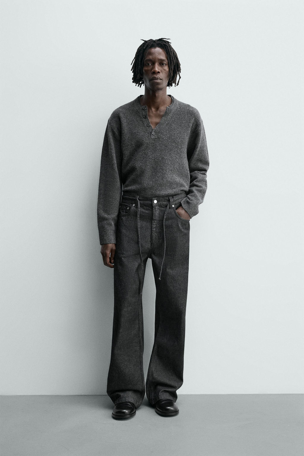 JEANS RELAXED FLARE FIT / Negro