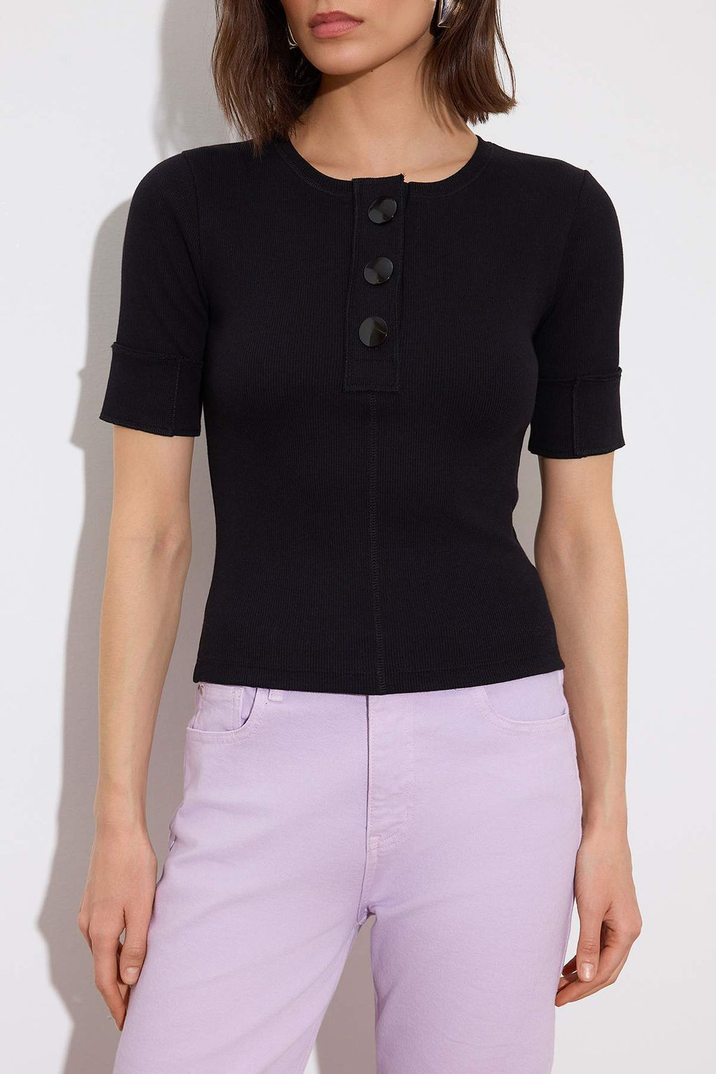 Limited Edition Siyah Vucuda Oturan K?sa Kollu Dugmeli Fitilli Esnek Orme Bluz TWOSS26BZ00473 - Trendyolmilla фото 3