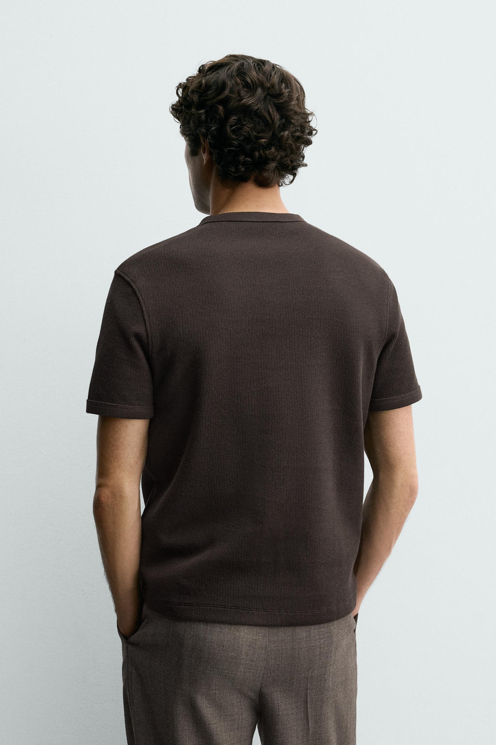 CAMISETA ESTRUCTURA CUELLO PANADERO / Chocolate