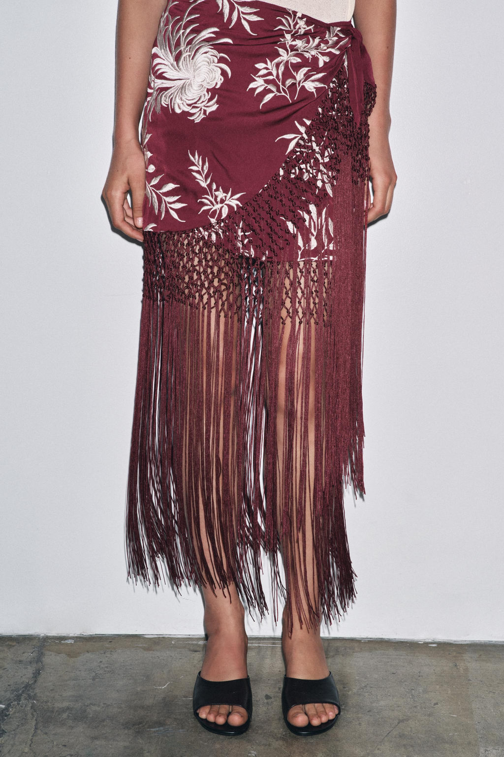 EMBROIDERED FRINGED WRAP SKIRT - Zara фото 2