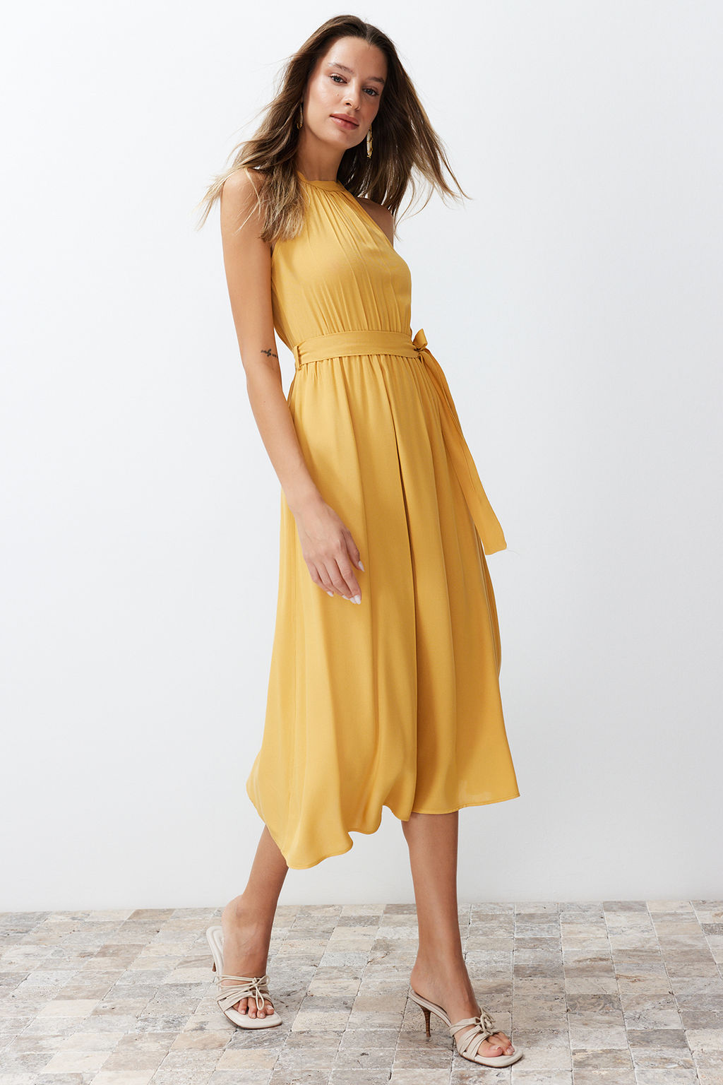 TRENDYOLMILLA Ac?k Kahverengi Kusakl? Duz Beli lastikli Kusakl? Midi Dokuma Elbise TWOSS19EL0155  фото 3