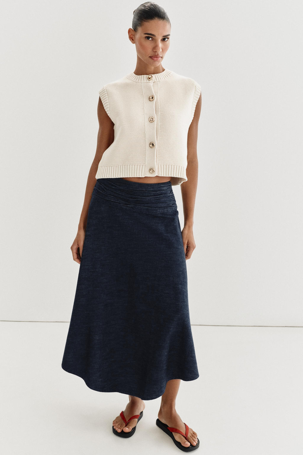 CHALECO PUNTO BOT?N DORADO / Crudo - Zara фото 4