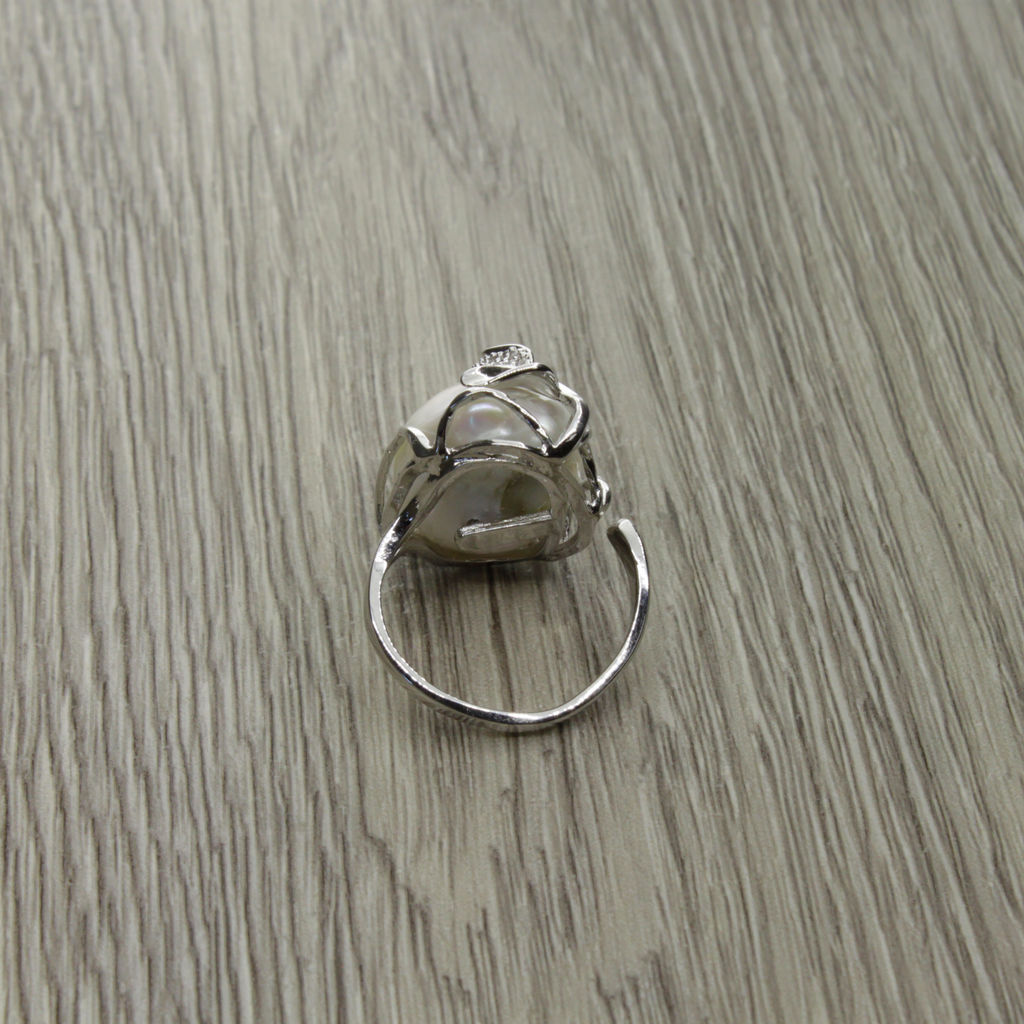 Кольцо с белым жемчугом "Барокко" из ювелирного сплава