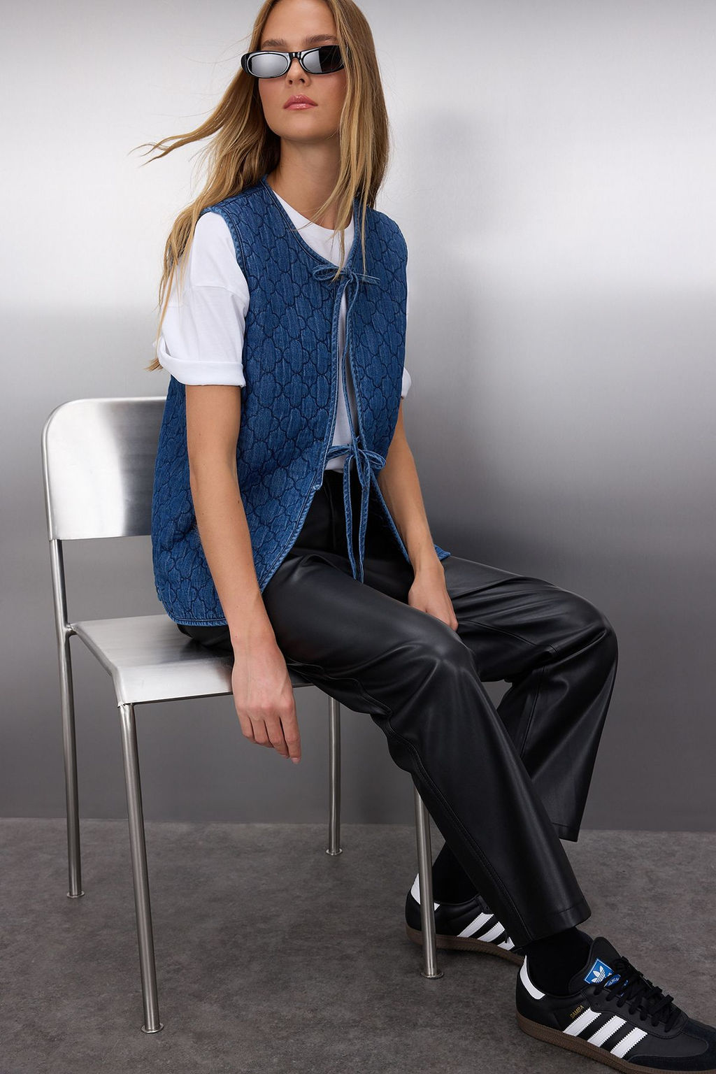 Trendyolmilla Mavi Onden Baglamal? Kapitone Denim Yelek TWOSS25YE00000  фото 2