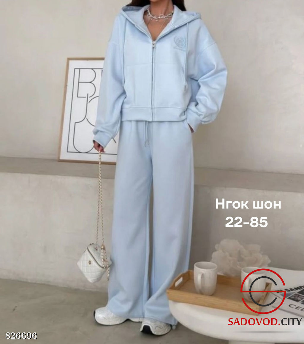 Спортивный женский костюм