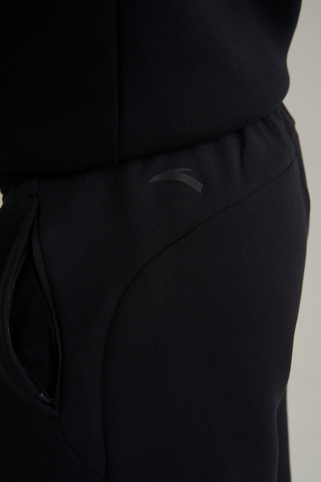 Брюки трикотажные Черный ANTA TRN Knit Track Pants фото 6