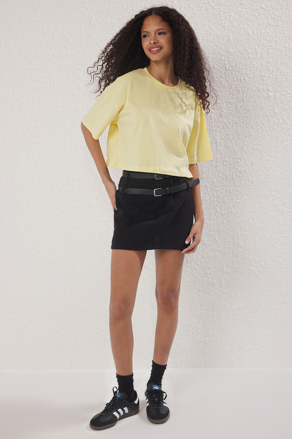 Premium Sar? Relaxed/Rahat Kal?p %100 Kal?n Pamuklu Crop Orme T-Shirt TWOSS23TS00038