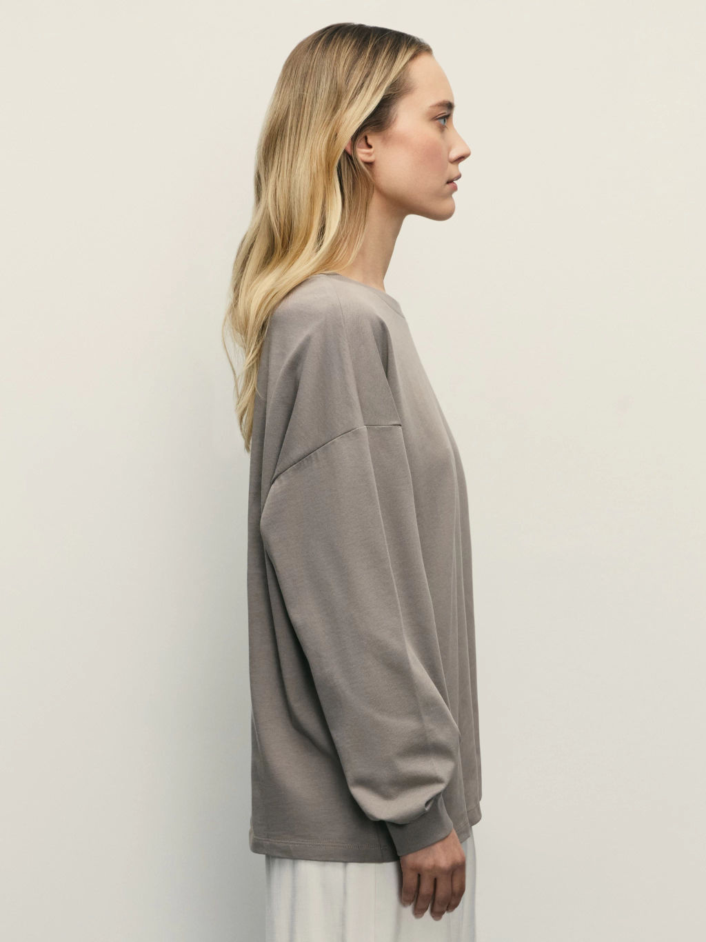 Лонгслив оверсайз с манжетами и принтом на рукаве / Zarina  фото 5