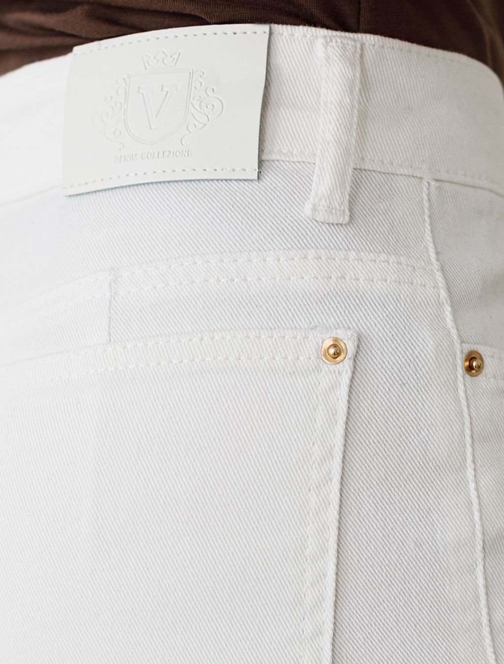 Укороченные джинсы c декоративной стиркой из эластичного денима средней плотности - Vilatte фото 4