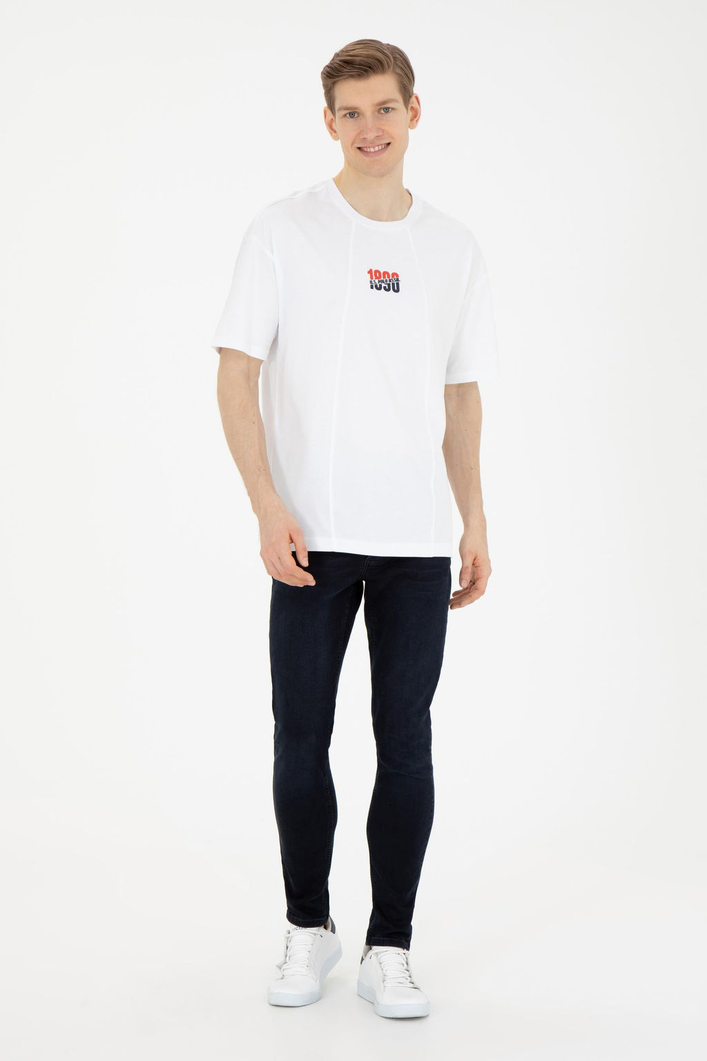 Мужская белая футболка Неожиданная скидка в корзине