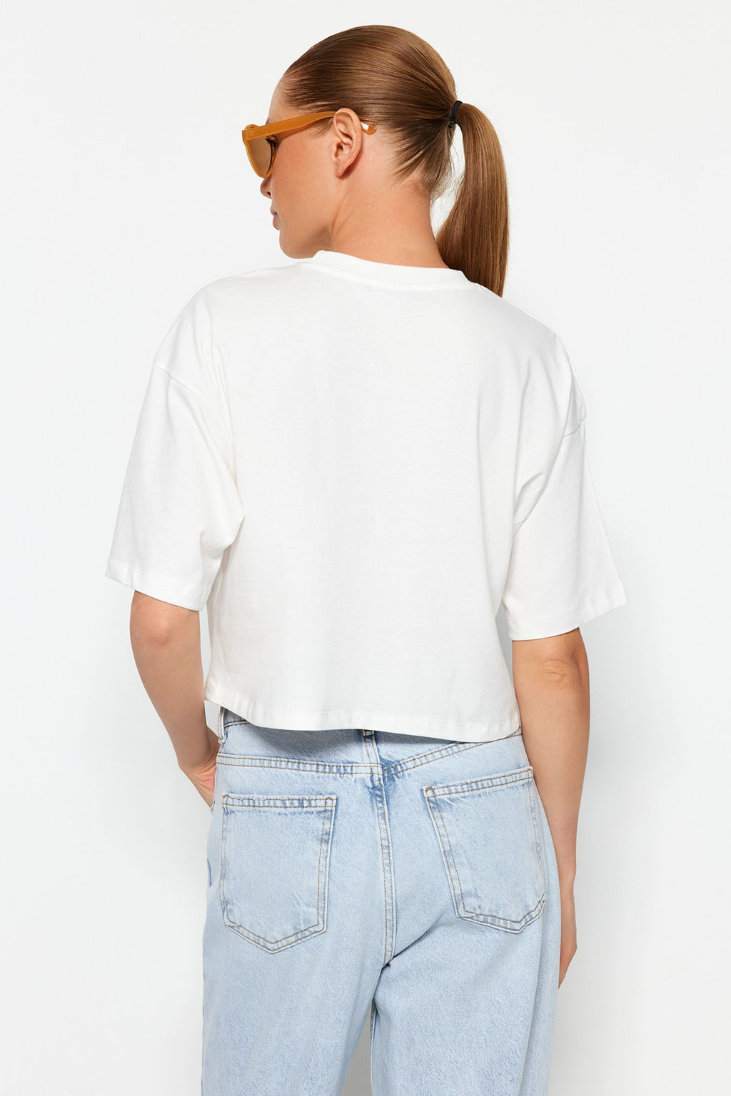 Premium Ekru Relaxed/Rahat Kal?p %100 Kal?n Pamuklu Crop Orme T-Shirt TWOSS23TS00038