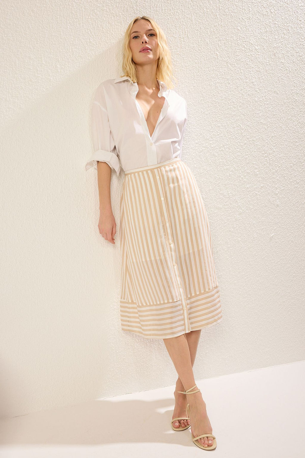 TRENDYOLMILLA Bej Onden Dugme DEtayl? Cizgili A-Line Midi Boy Dokuma Etek TWOSS25ET00079 фото 4