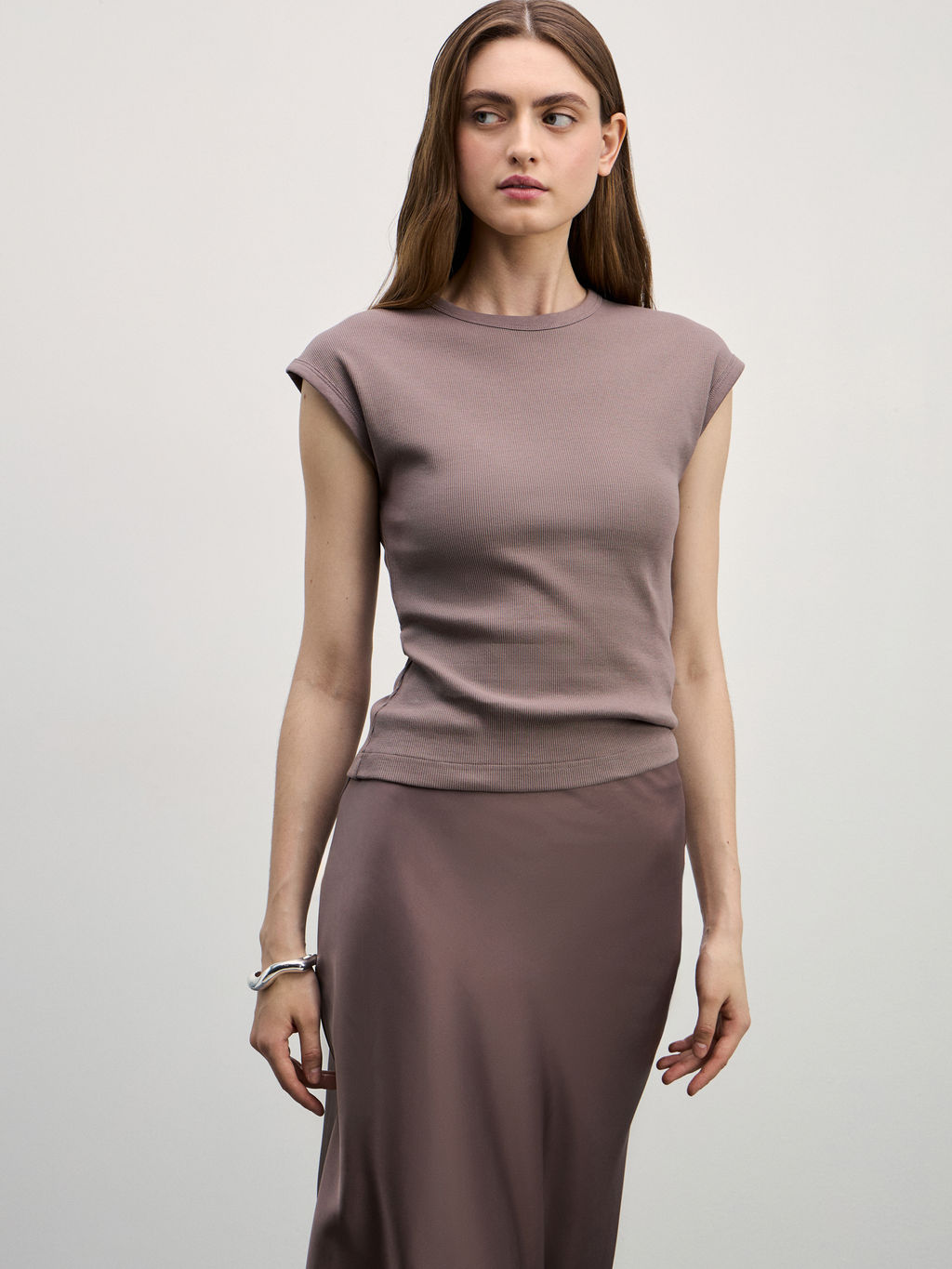 Футболка в рубчик со спущенным плечом / Zarina