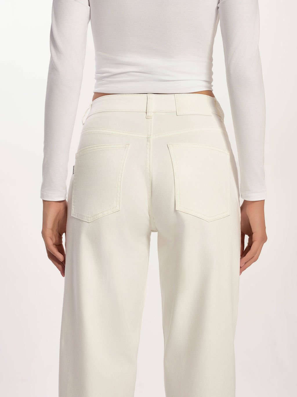 CONTE CON-726 Джинсы mom в молочном оттенке с кокеткой off white - Conte elegant фото 7