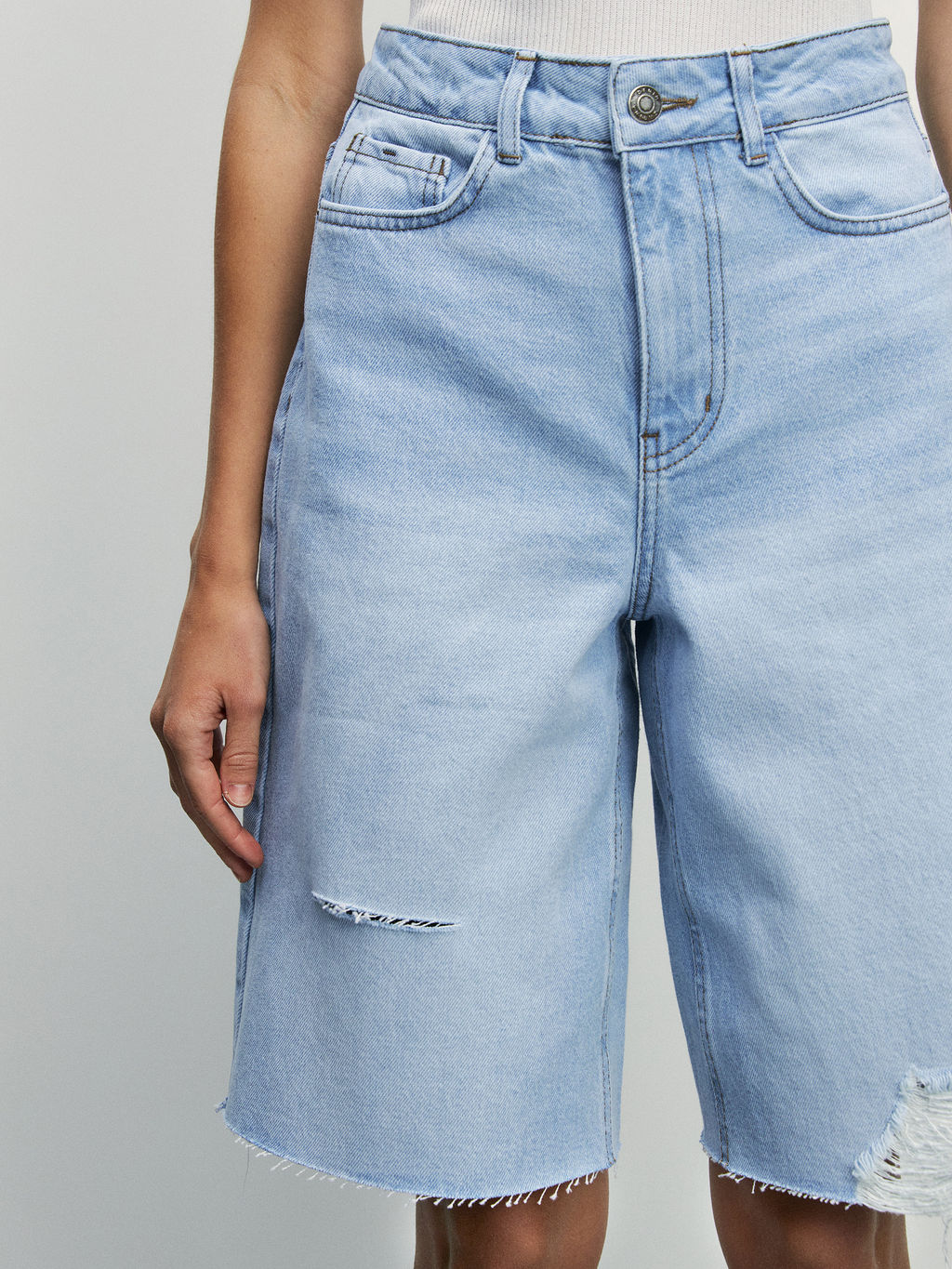 Джинсовые шорты-бермуды с разрывами / Zarina  фото 6