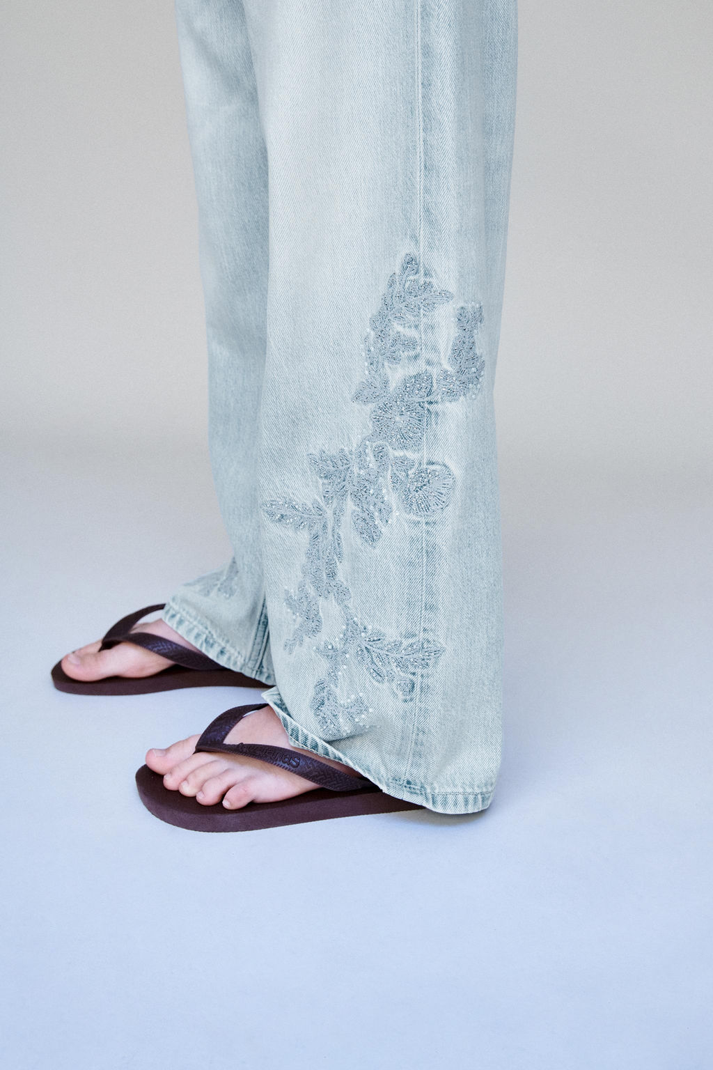 JEANS WIDE LEG FLORES BORDADAS STRASS / Azul