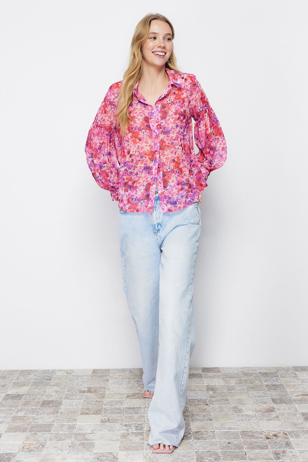 Pembe Balon Kol Cicek Desenli Sifon Kumas Oversize Genis Kal?p Dokuma Gomlek TWOSS24GO00003
