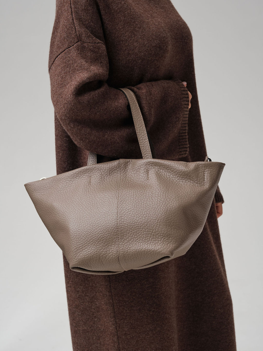 Кожаная сумка Azaro 31355 тауп