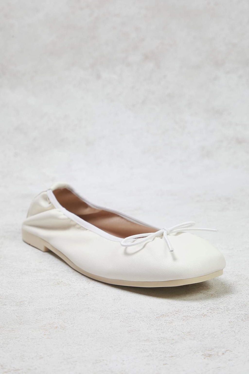 Trendyol Shoes Beyaz Fiyonklu Katlanabilir Esnek Taban Kad?n Babet TAKSS25BE00016 - Trendyolmilla фото 3