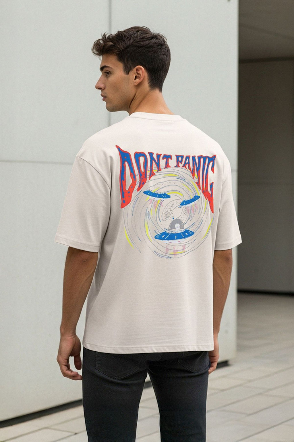 TRENDYOL MAN Siyah Oversize/Genis Kesim Uzay Bask?l? %100 Pamuklu T-Shirt TMNSS23TS00120