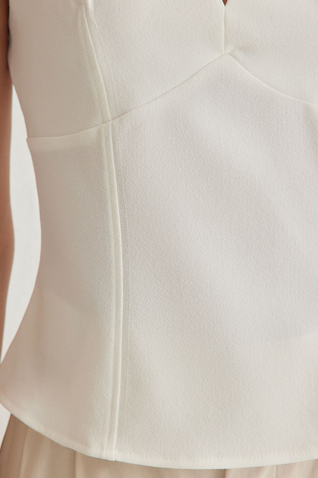 Ekru V Yaka Slim Fit Dokuma Bluz TWOSS25BZ00055