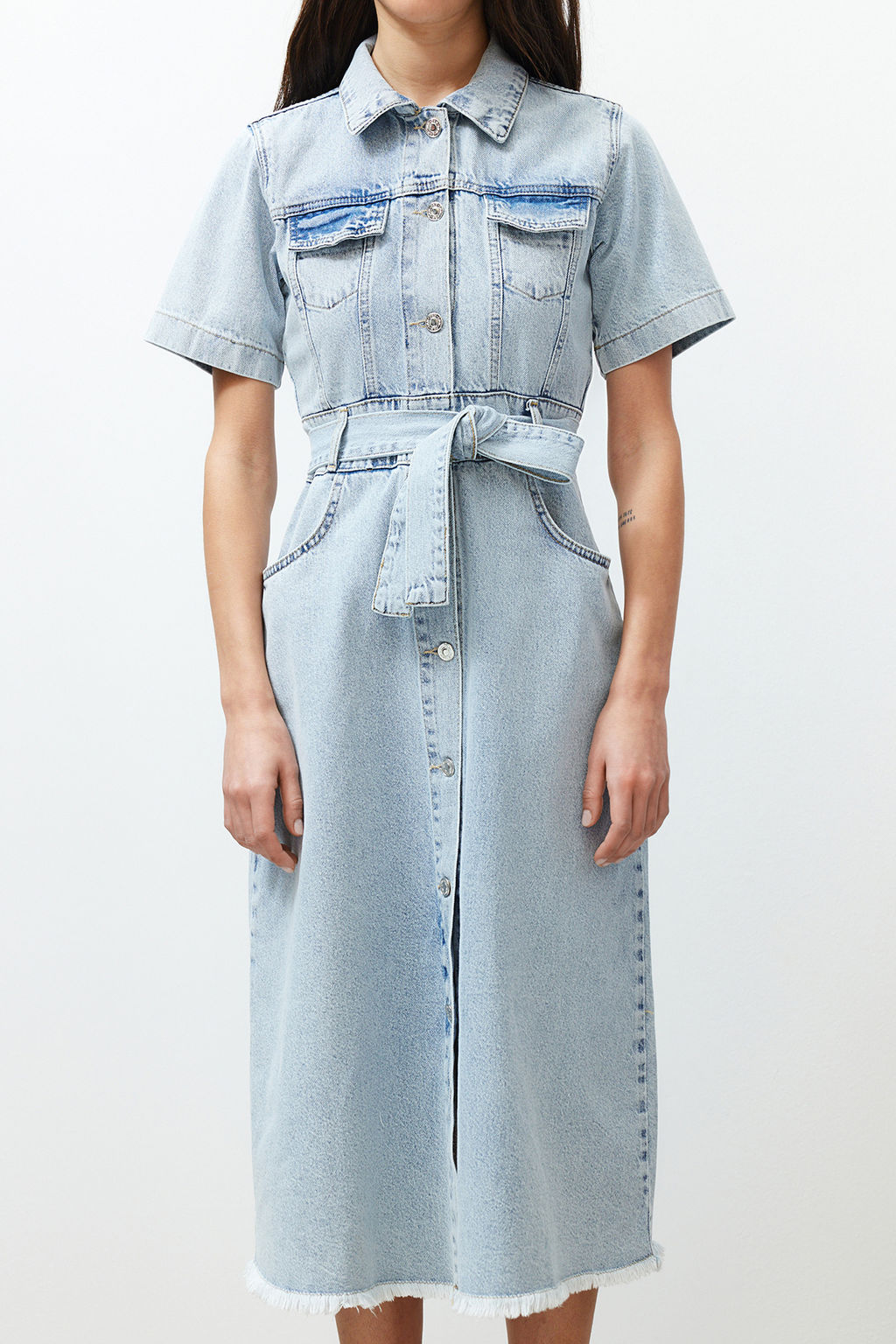 TRENDYOLMILLA Ekru Etek Ucu Puskullu Kemerli Maxi Denim Elbise TWOSS24EL00377