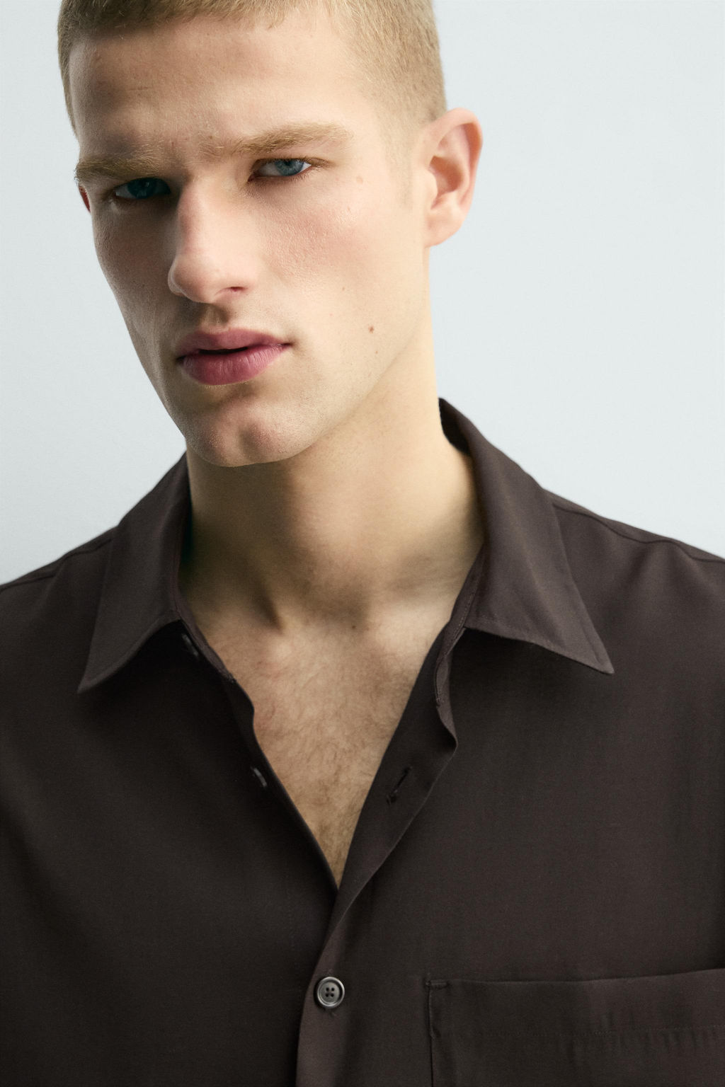 CAMISA FLUIDA BOLSILLO / Marr?n