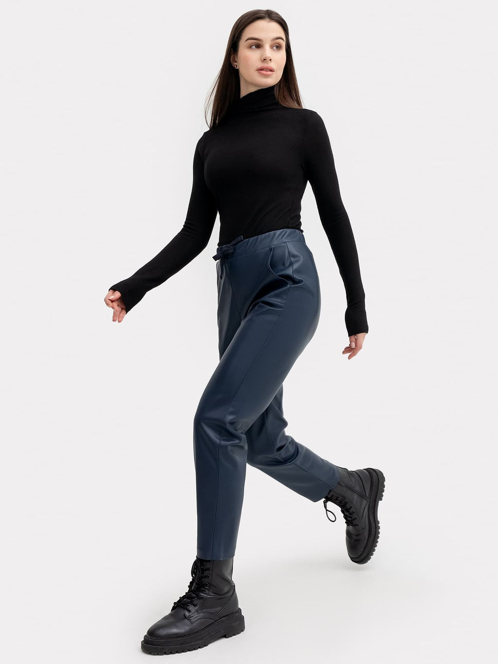 Брюки женские синие из экокожи море 182363 - Mark formelle фото 5