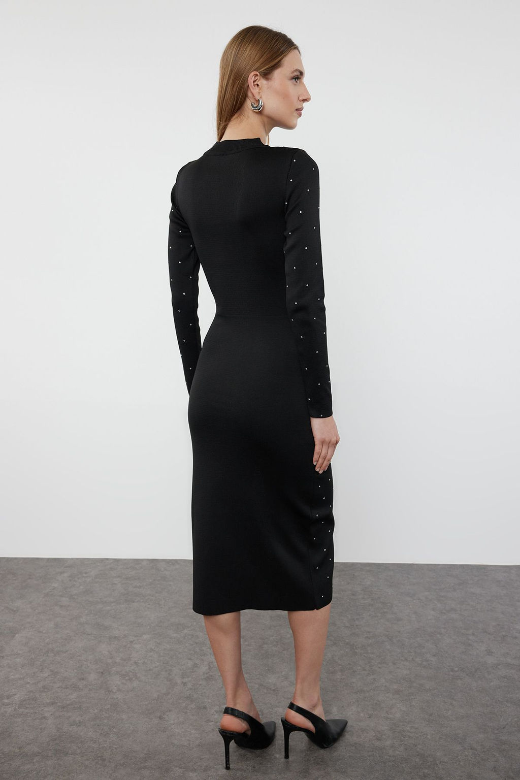 TRENDYOLMILLA Siyah Midi Triko Tas Islemeli Elbise TWOAW25EL00004  фото 5