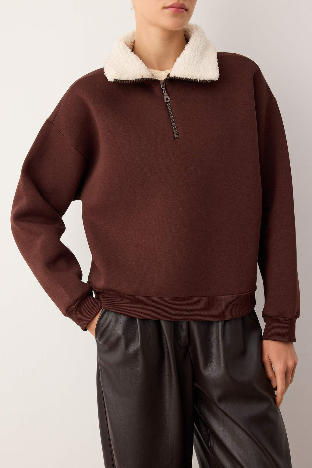Kahverengi Oversize Kal?p Yakada Pelus Detayl? Kal?n Ici Polarl? Orme Sweatshirt TWOAW26SW00146 - Trendyolmilla фото 3
