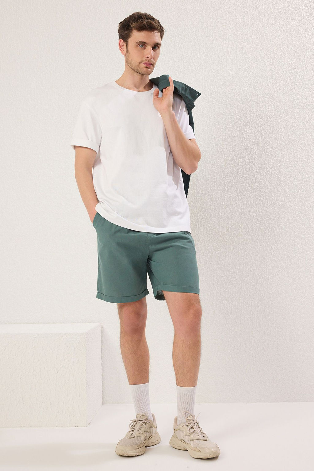 TRENDYOL MAN Koyu Yesil Regular Fit %100 Pamuklu Beli Baglamal? Sort & Bermuda TMNSS25SR00003