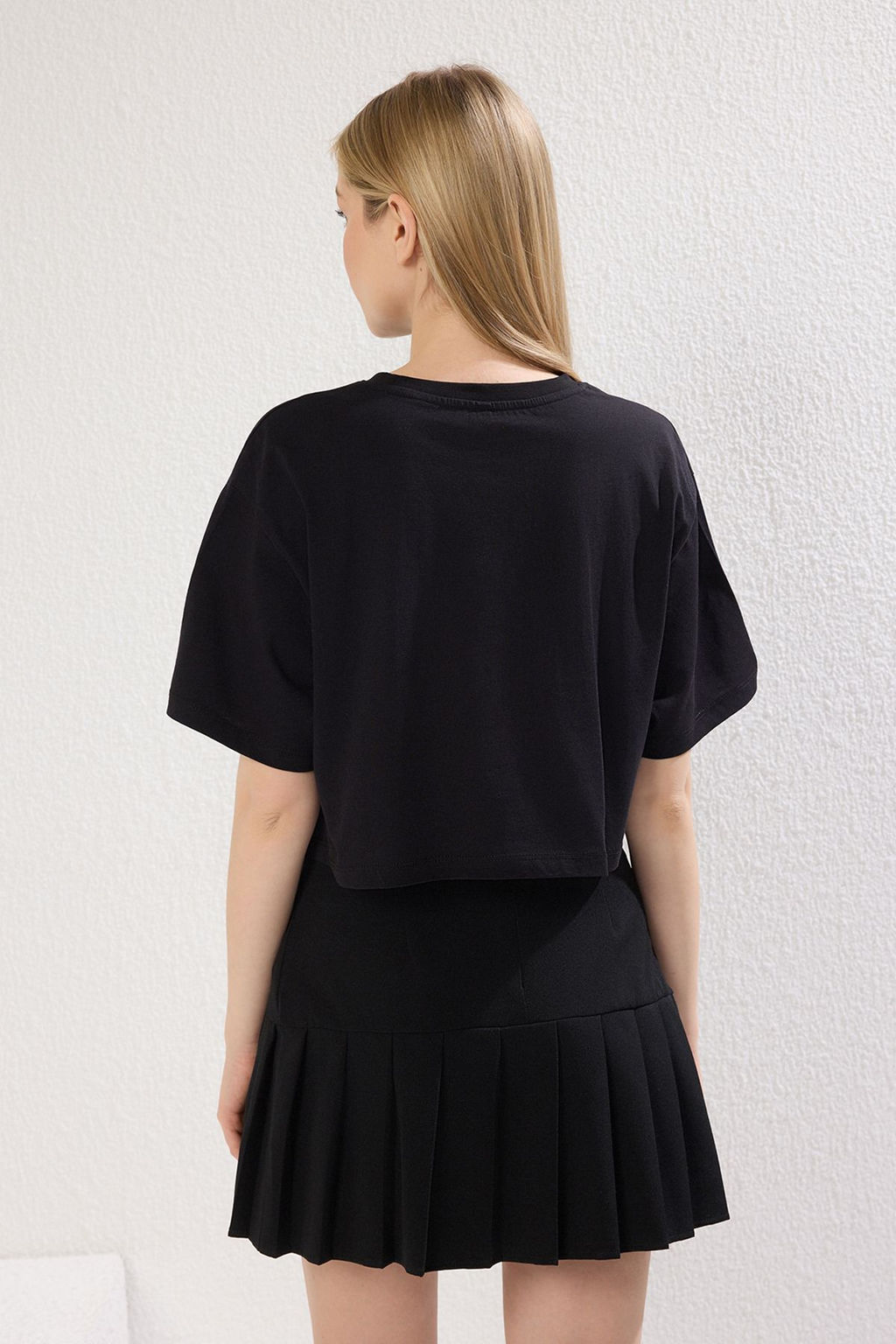 Siyah %100 Kal?n Pamuklu Bask?l? Relaxed/Genis Rahat Kesim Crop Orme T-Shirt TWOSS23TS00369