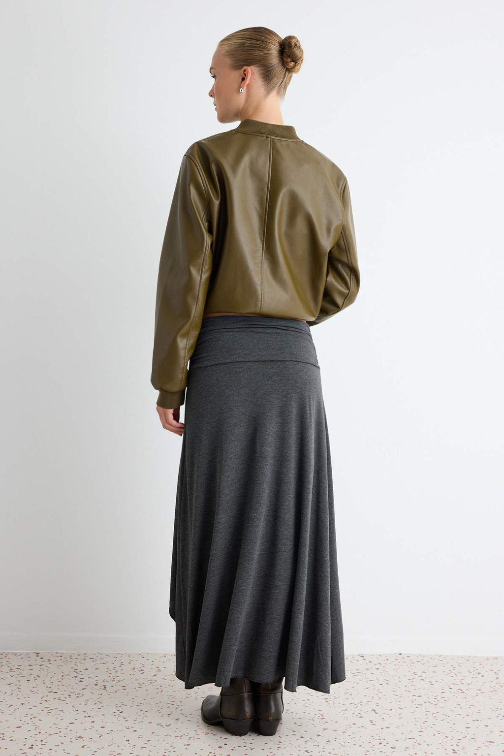 Antrasit Viskon S_prem B_zg_ Drape Detayl_ Kruvaze Etek Ucu Asimetrik Midi _rme Etek TWOAW27ET00018 - Trendyolmilla фото 4