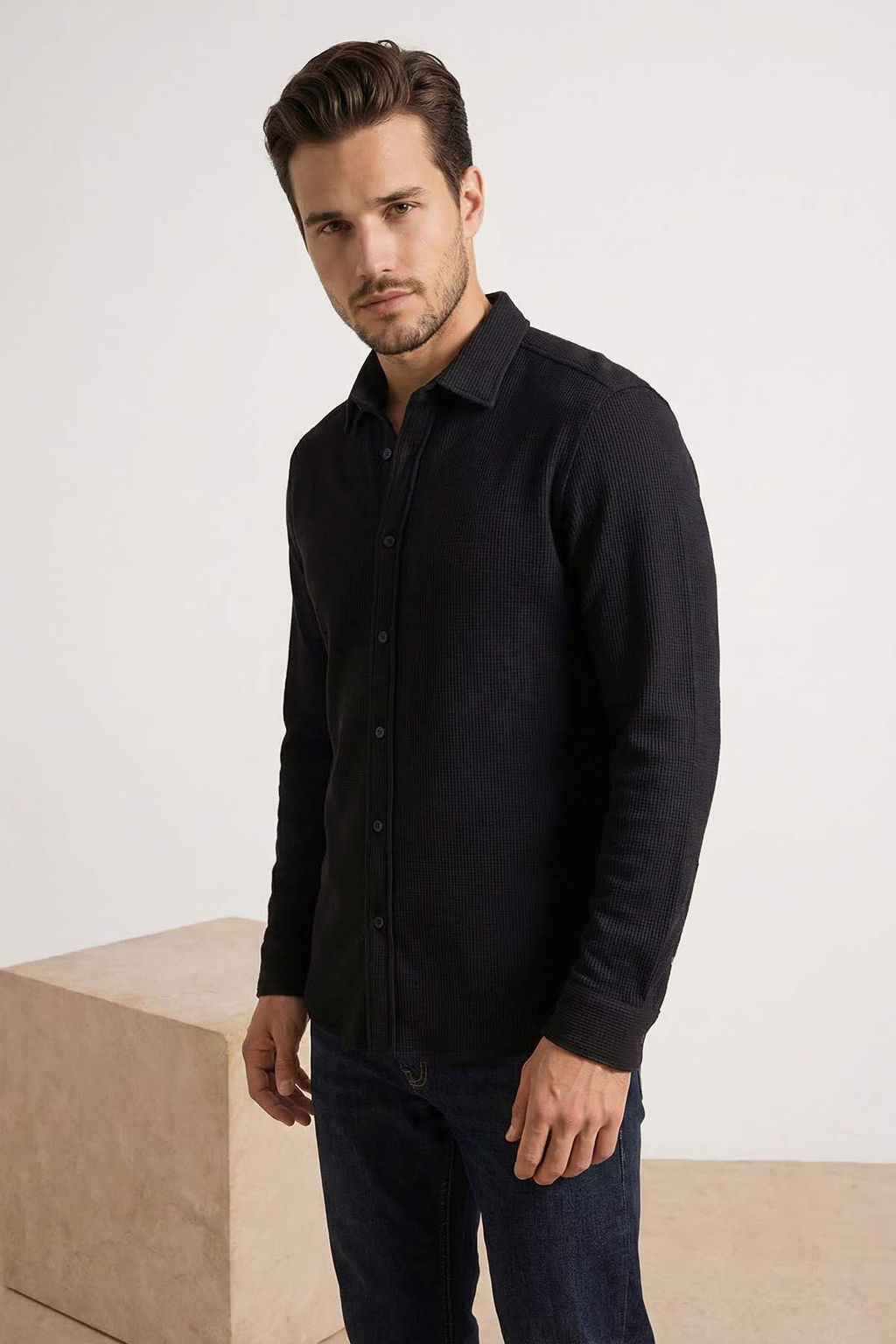 Siyah Regular Fit Waffle Dokulu Mevsimlik Erkek Gomlek TMNSS26GO00004