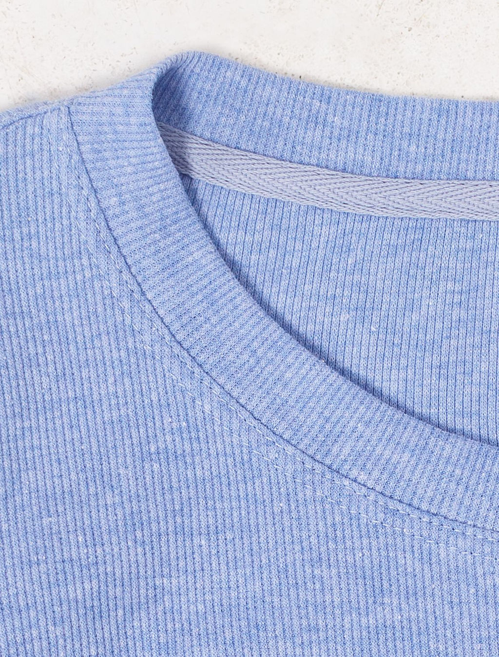 Лонгслив облегающий из фактурного трикотажа в рубчик с круглым вырезом на пуговицах - Vilatte фото 4